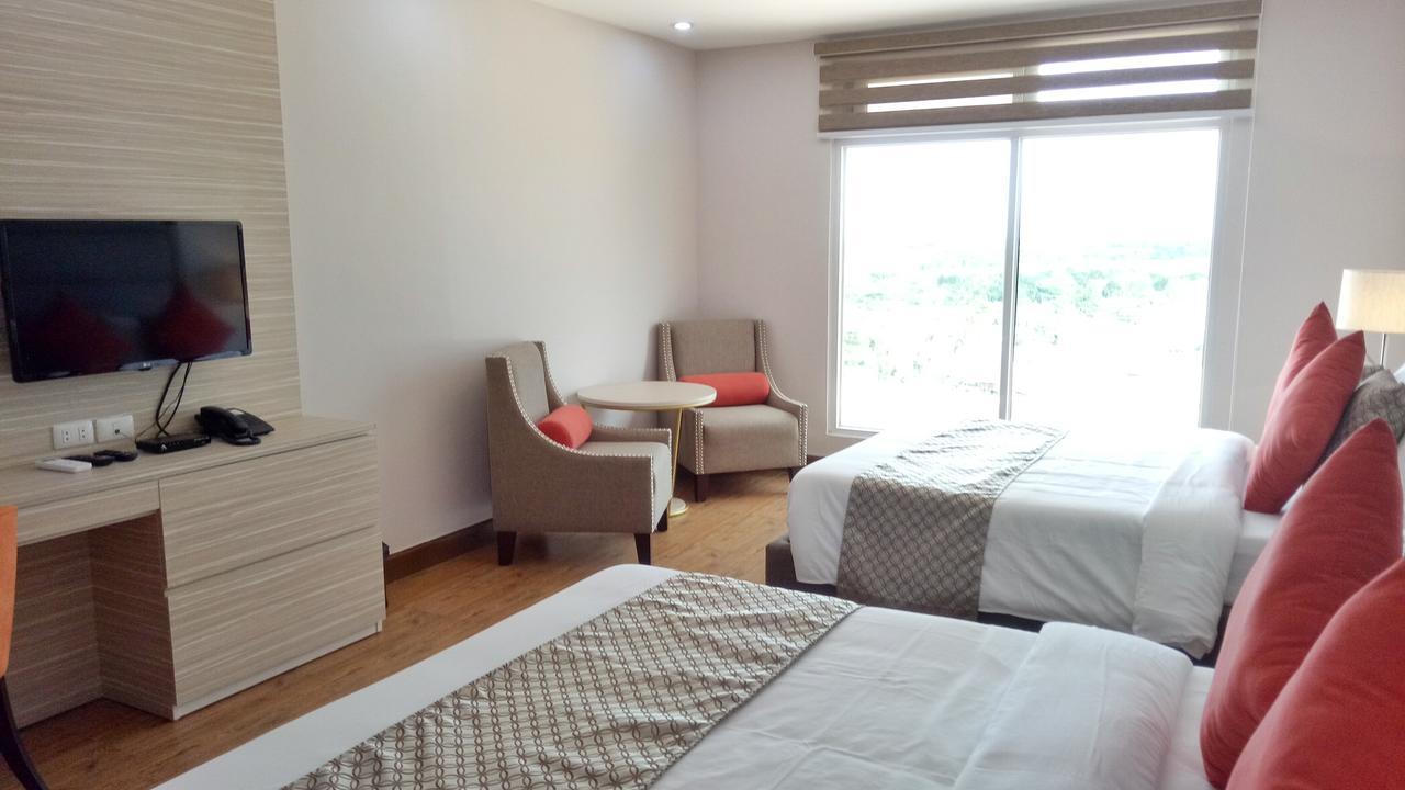 La Maja Rica Hotel Tarlac City Extérieur photo