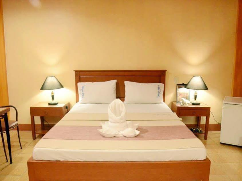 La Maja Rica Hotel Tarlac City Extérieur photo